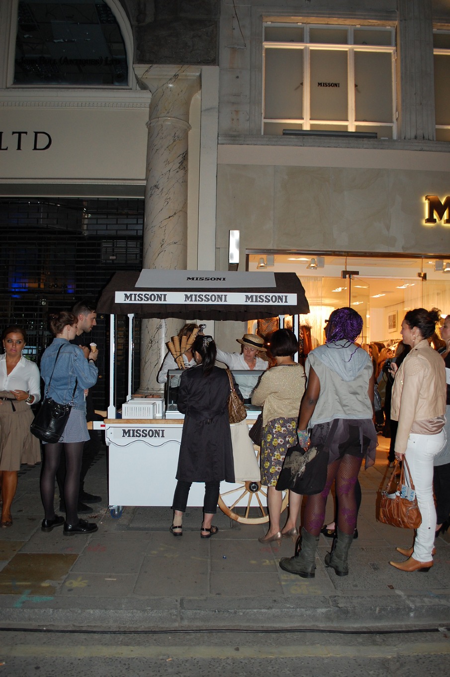 Carrito de helados de rayas con el rótulo Missoni en la puerta de la tienda
