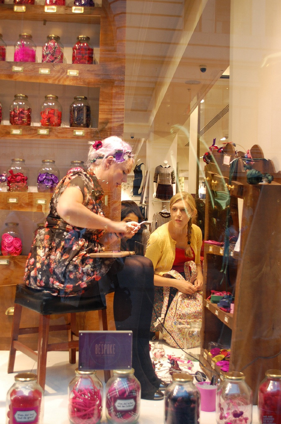 Sombrerera haciendo un accesorio de pelo a medida en el escaparate «Bespoke» de Oasis