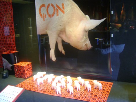 Escaparate de Vinçon con un cerdo de gran formato y figuras de cerditos blancos