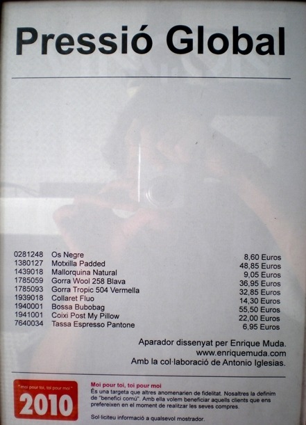 Cartel de precios del escaparate Pressió Global de Vinçon firmado por Antonio Iglesias