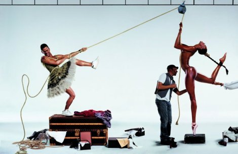 Composición editorial surrealista sobre un baúl de Louis Vuitton