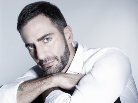 Retrato de Marc Jacobs en camisa blanca con tatuaje visible