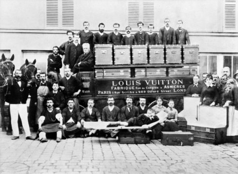 Fotografía histórica del taller de Louis Vuitton en Asnières con carro de reparto