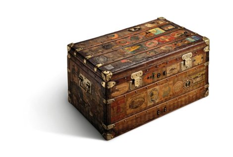 Baúl antiguo de Louis Vuitton cubierto de etiquetas de viaje