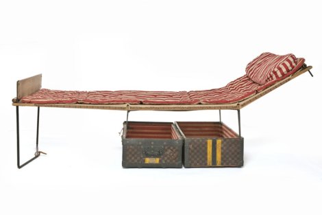 Baúl cama plegable de Louis Vuitton con colchón de rayas