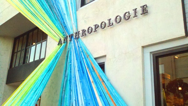 Escaparate de Anthropologie con globos e ilustraciones artesanales