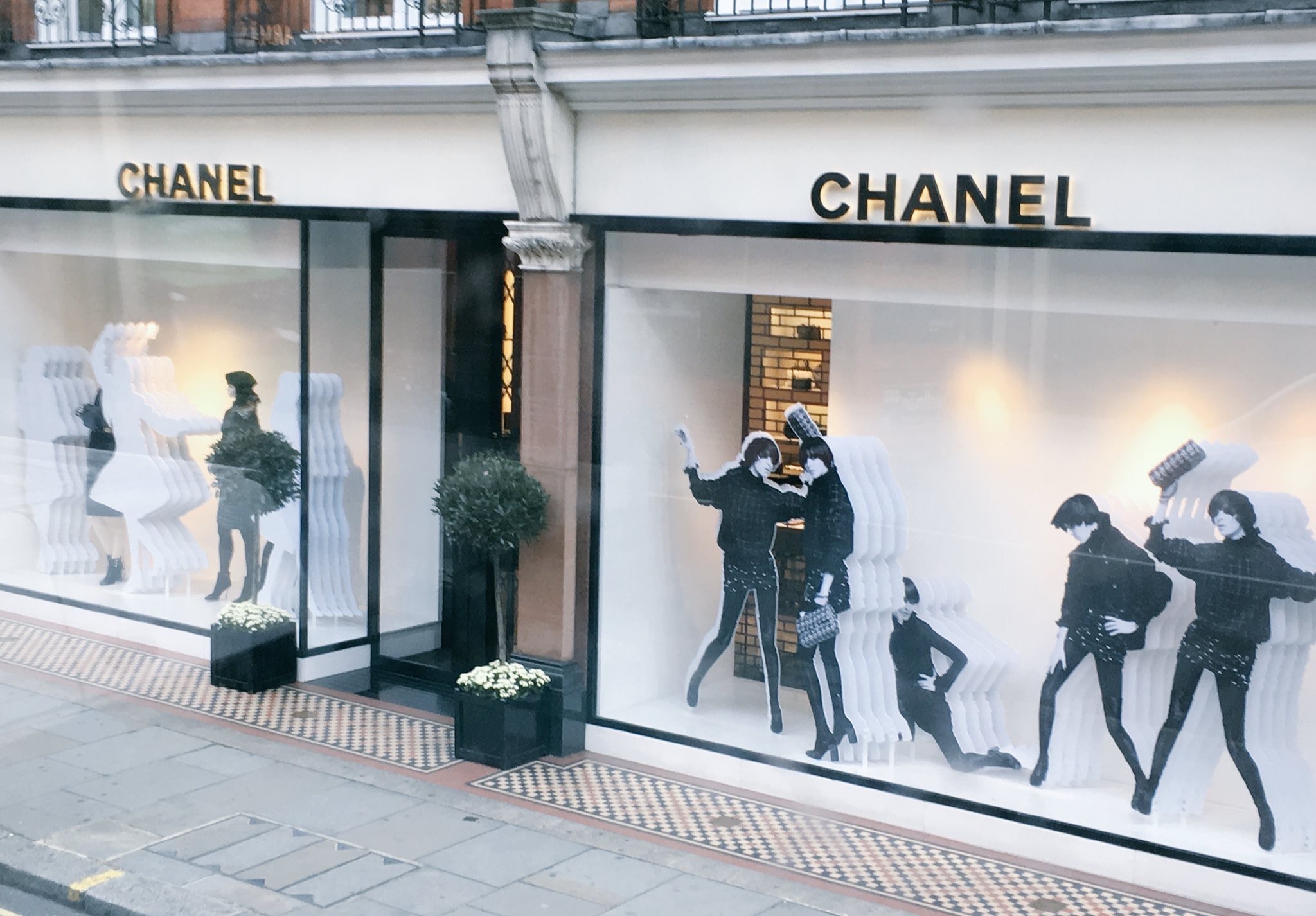 Escaparate de CHANEL con figuras recortadas en blanco y negro en poses dinámicas, diseño de Juan Carlos Barrón