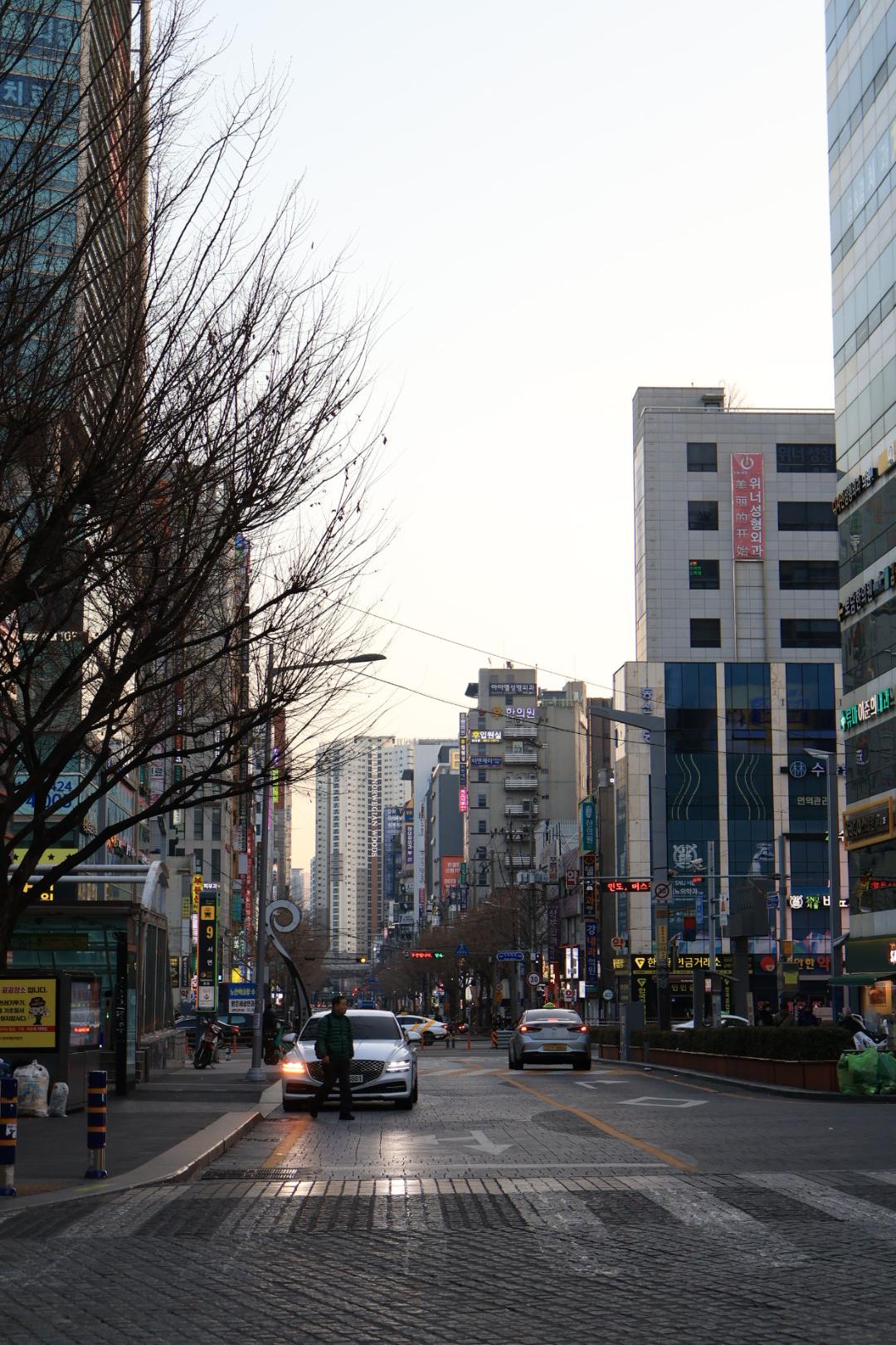 부산 서면의 거리. 기본 렌즈인데 아주 잘 나와서 매우 만족스럽다.