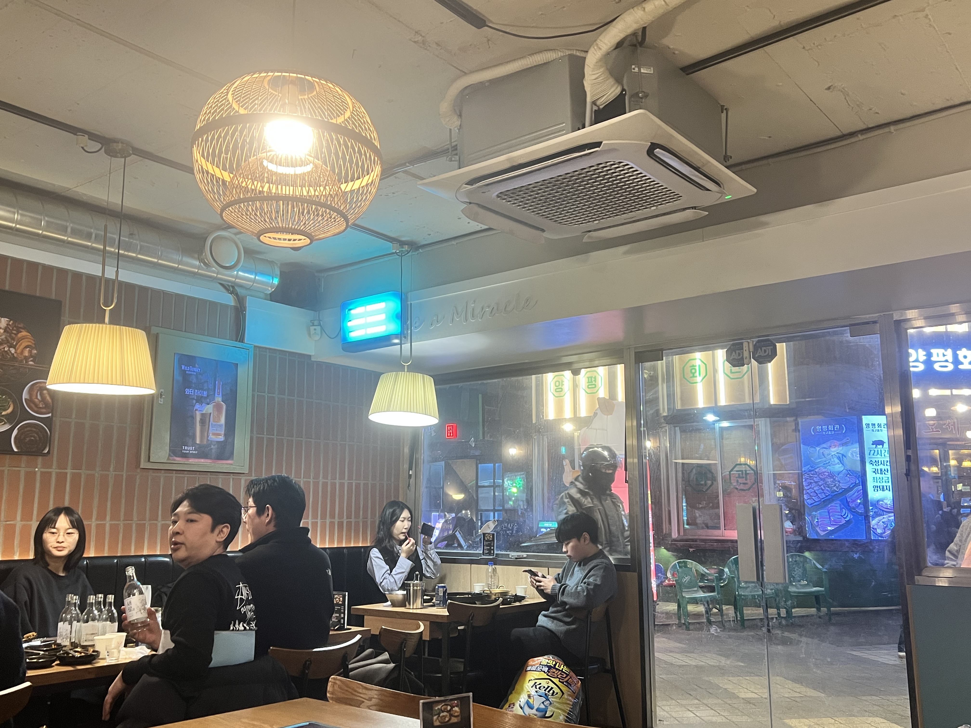 전경은 요렇게 생겼다. 안에도 자리가 있다고 하는데 보지는 못했다
