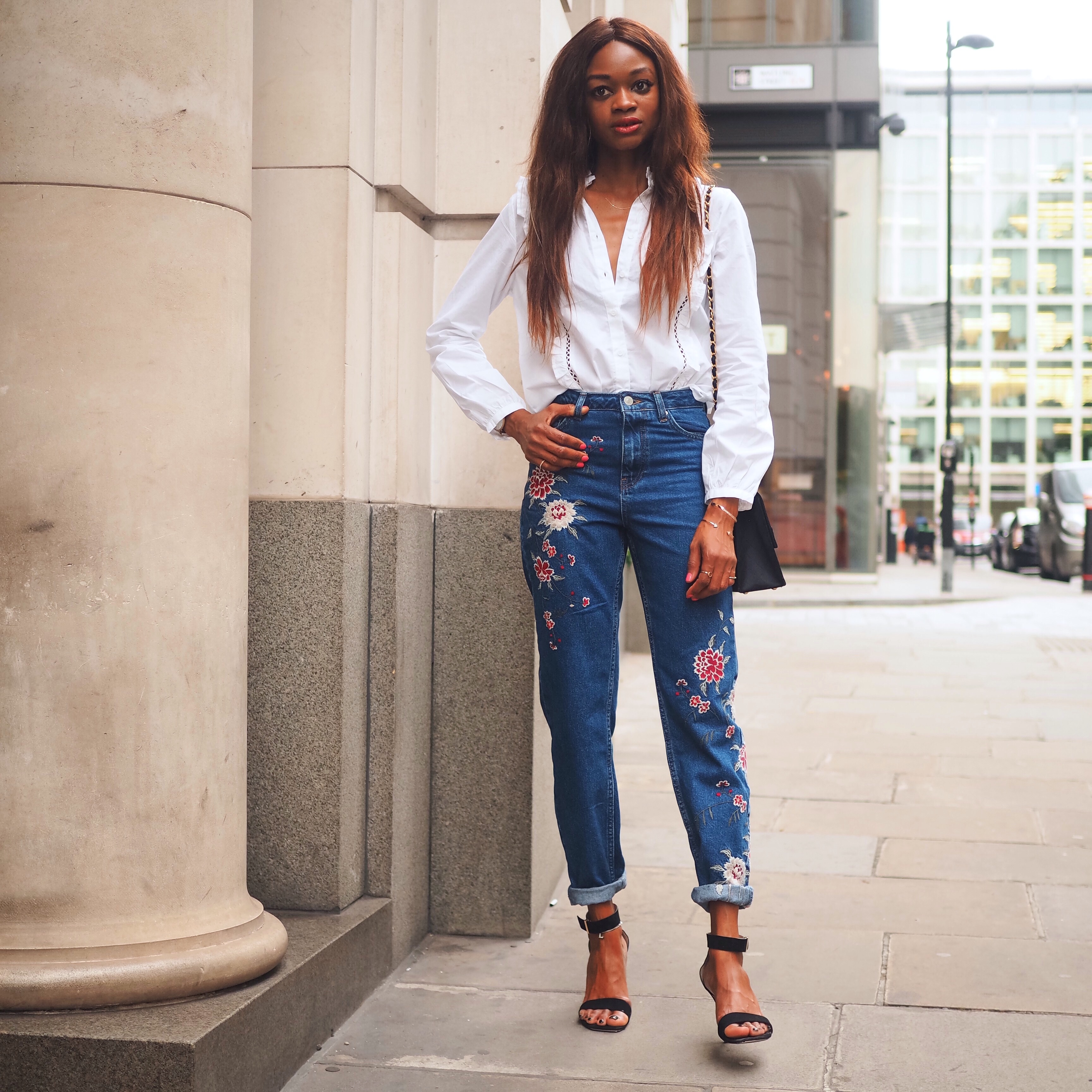 Con forza si è reintrodotto all'interno del settore tessile e nel mercato della fast fashion e degli atelier più rinomati. I Jeans Dell Estate Sono Decorati I Modelli Piu Hot E Come Realizzarli In Casa