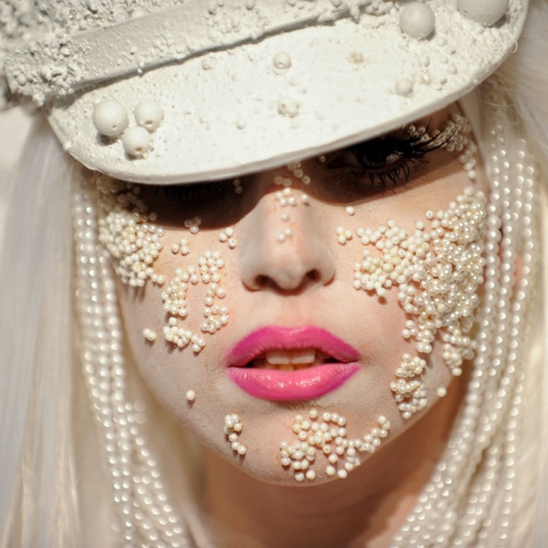 ipad_28218_lady_gaga_lady_gaga_pearls_on_face
