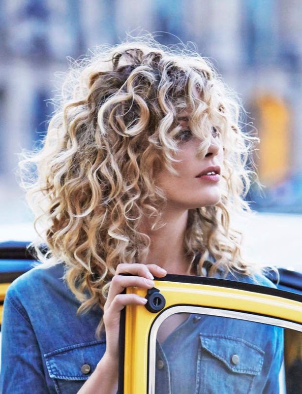 Cliomakeup-capelli-ricci-ricce-photo.femmeactuelle.fr