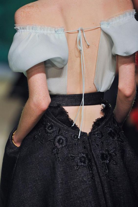 ClioMakeUp-reggiseno-invisibile-adesivo-scollato-u-scotch-pinterest-Ulyana-Sergeenko