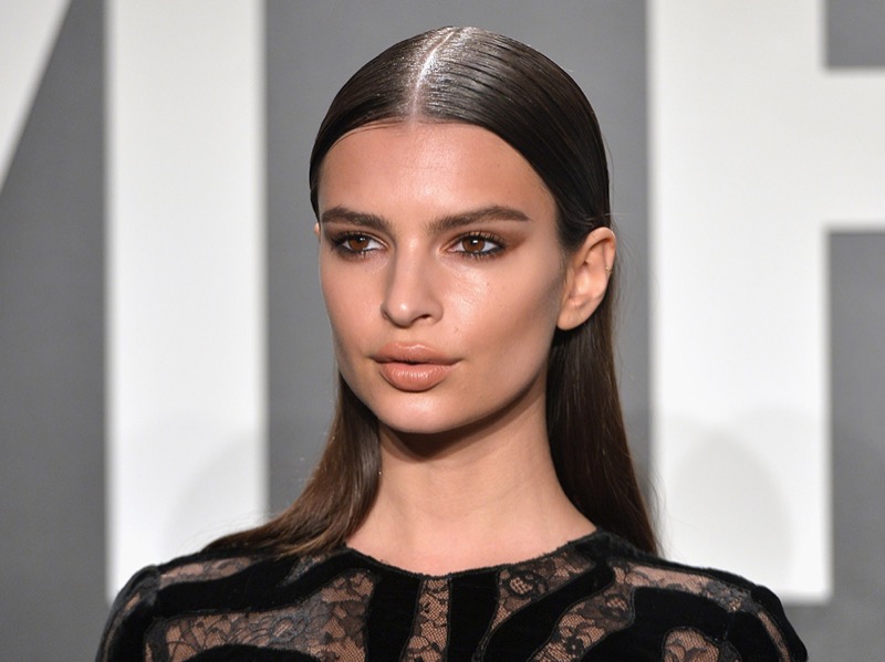 ClioMakeUp-coolspotting-segreti-bellezza-trucco-capelli-make-up-Emily-Ratajkowski-capelli-riga-mezzo
