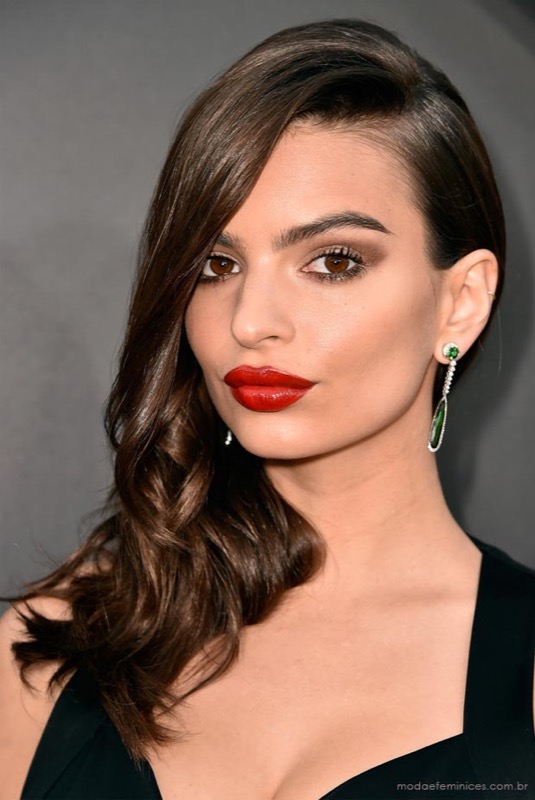 ClioMakeUp-coolspotting-segreti-bellezza-trucco-capelli-make-up-Emily-Ratajkowski-rossetto-rosso-occhi-oro-antico