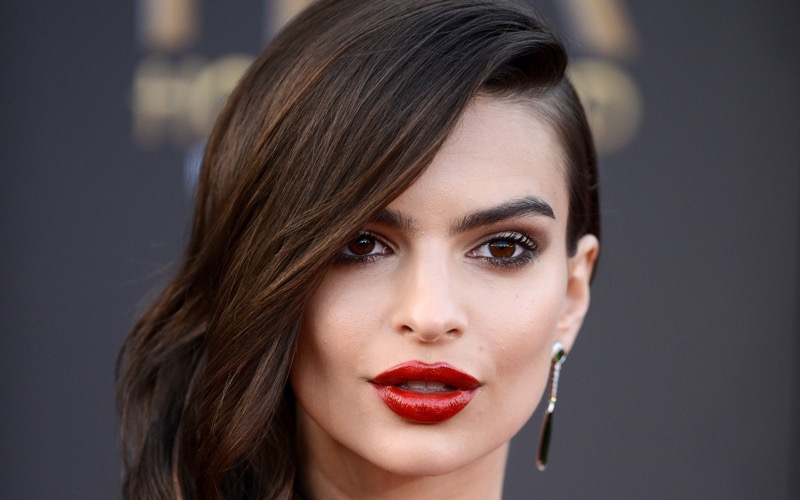 ClioMakeUp-coolspotting-segreti-bellezza-trucco-capelli-make-up-Emily-Ratajkowski-rossetto-rosso