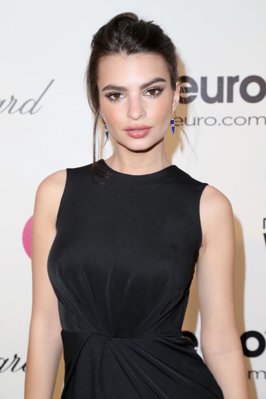 Emily-Ratajkowski-Elton-John-Party-labbra-nude