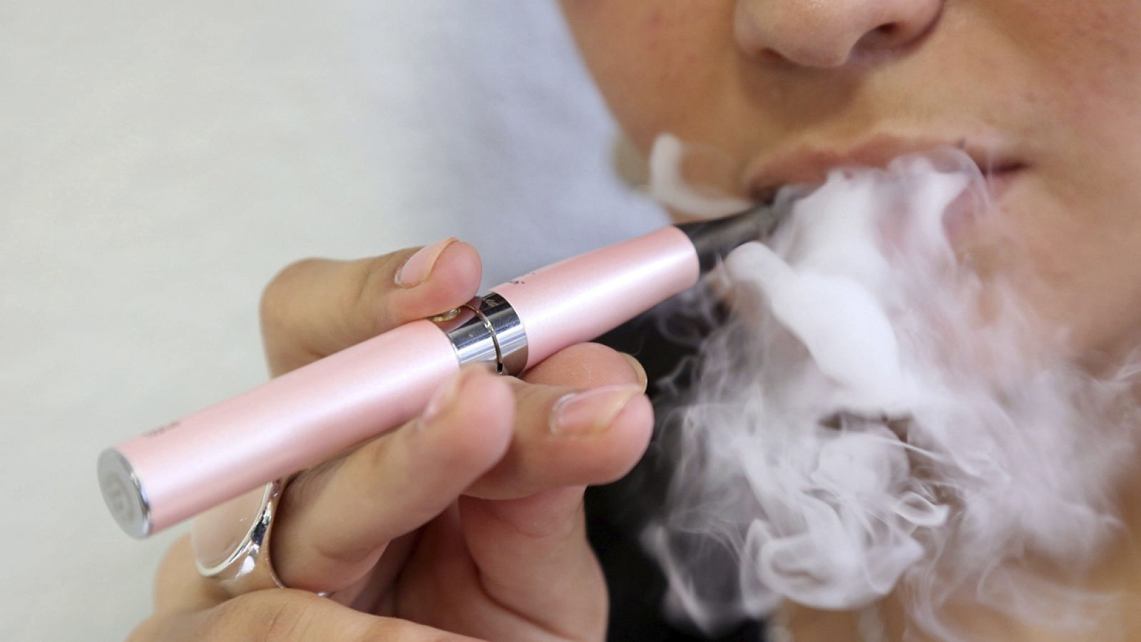 Científicos alertan sobre los riesgos de los sabores y diseños en cigarrillos electrónicos