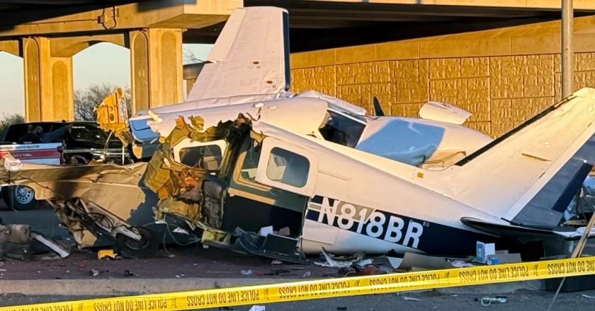 Avioneta se estrella contra una vivienda en Texas; piloto resulta con heridas leves