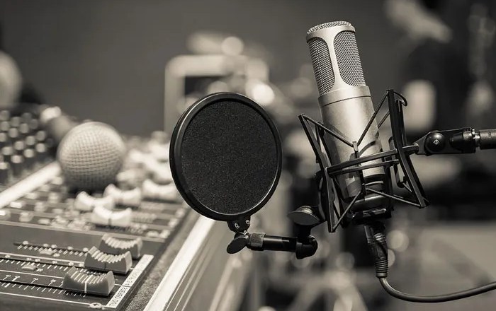 La música domina en la radio de la Capital, pero la palabra le pisa los talones