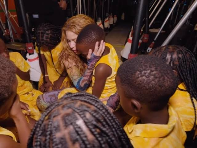 Shakira sorprende en Madrid al compartir escenario con los Ghetto Kids