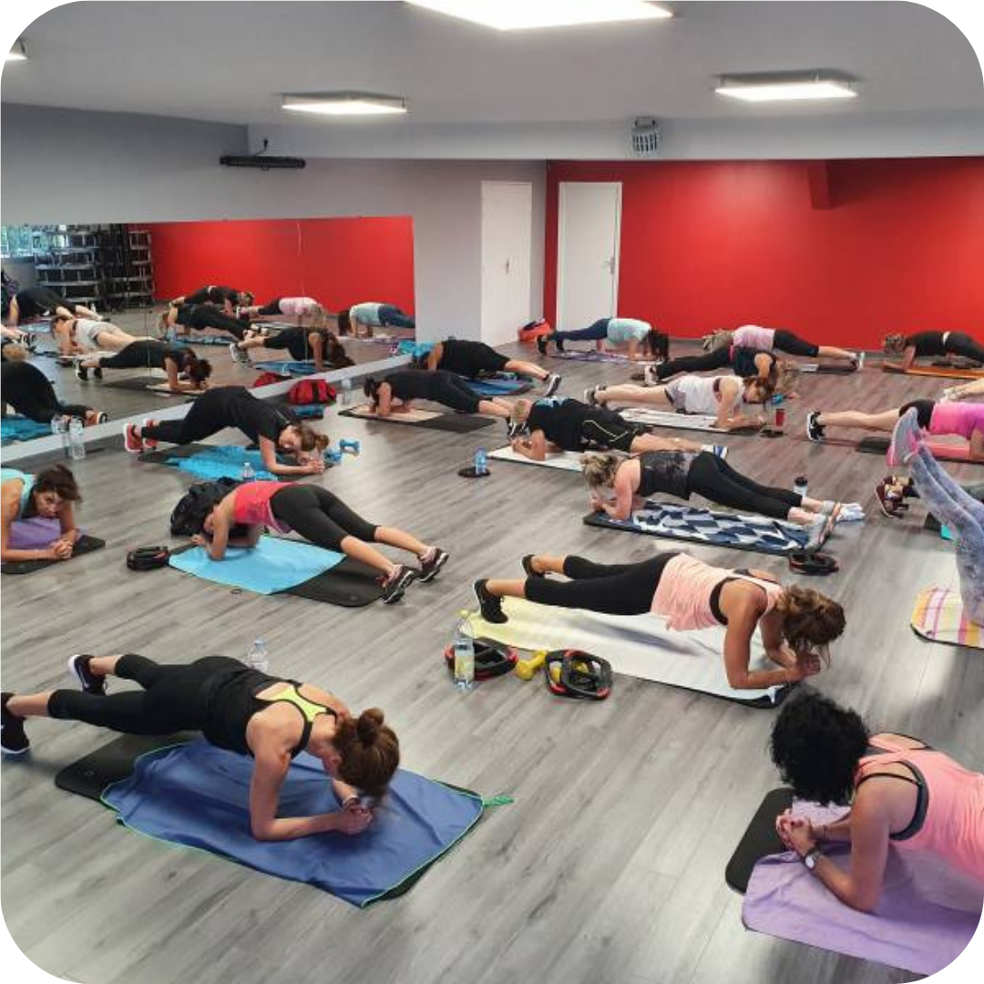 Coach en salle de sport pour cours collectif, cardio training, crossfit, renforcement musculaire, caf