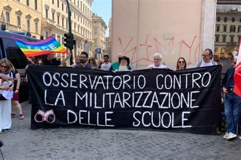 La scuola non va alla guerra