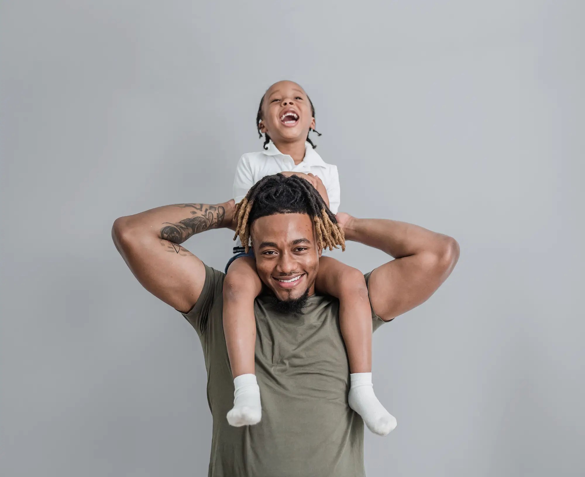 happy-kid-on-dads-shoulders