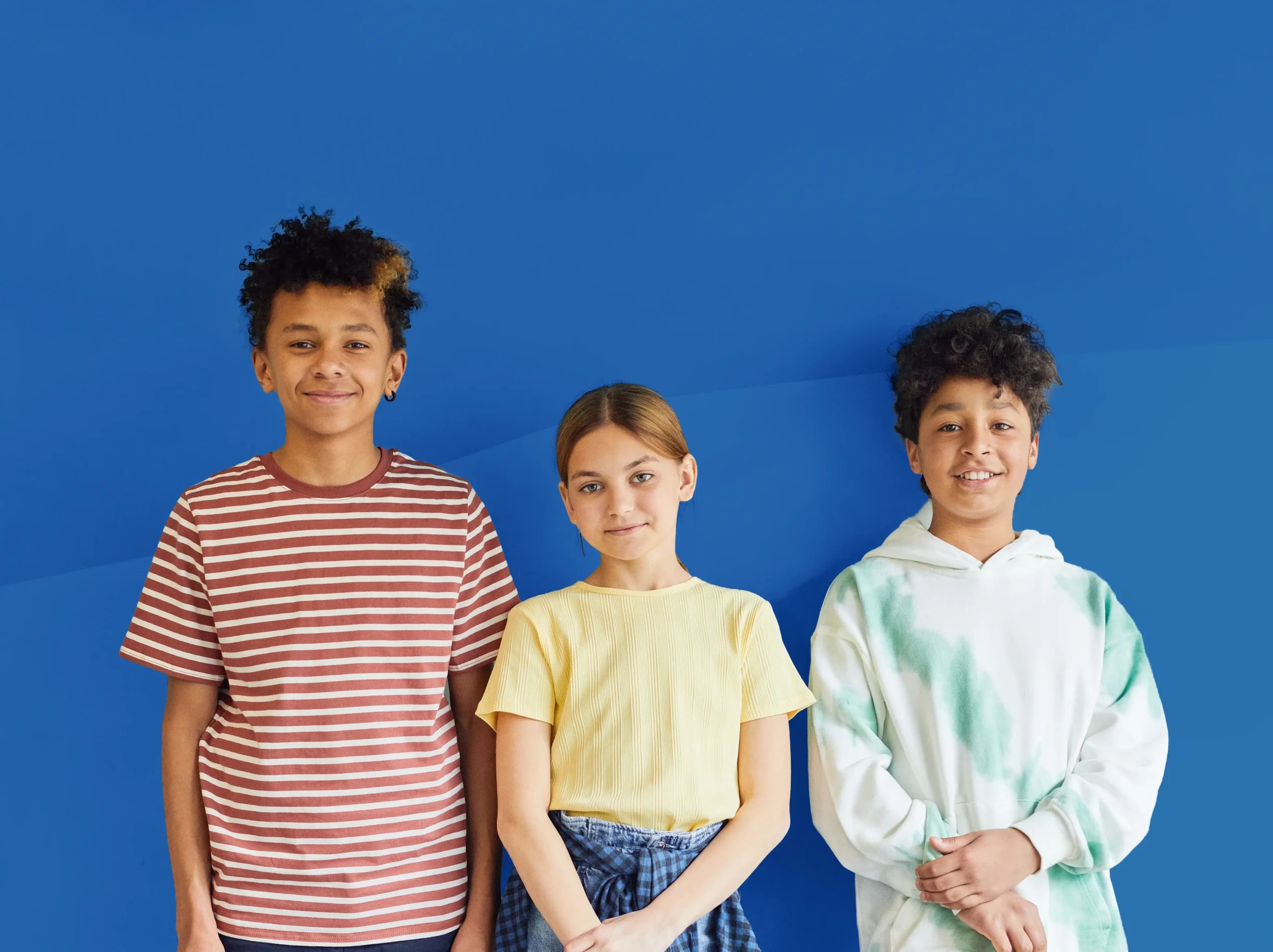 kids-standing-at-wall