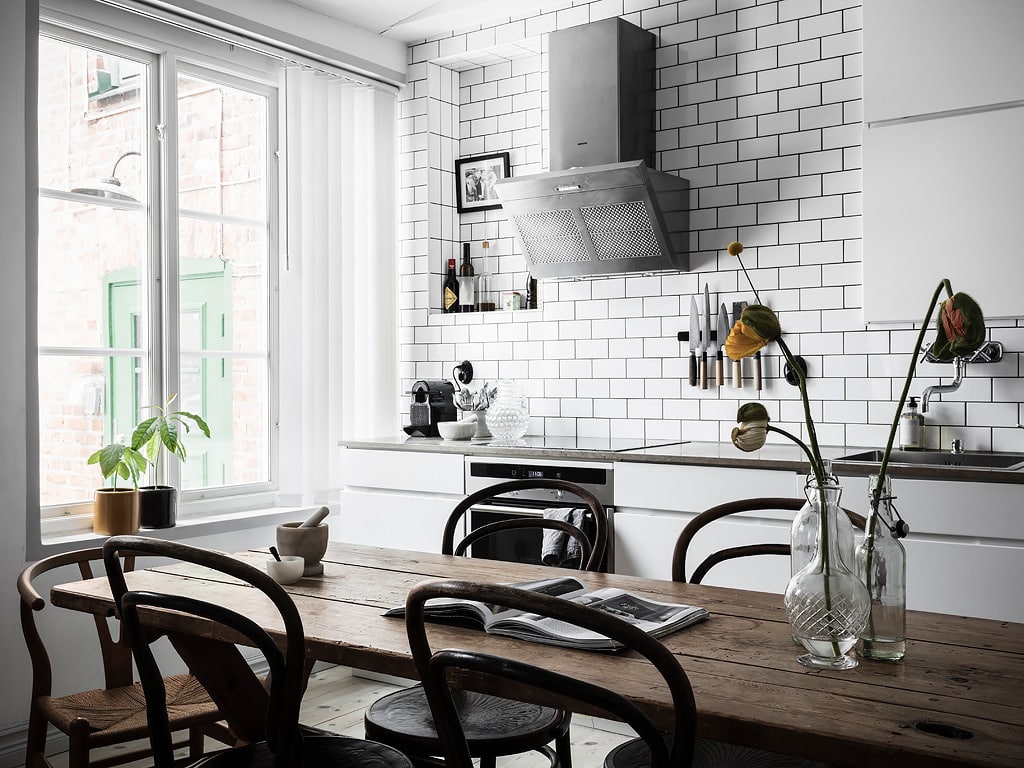 Cozy kitchen with white tiles - COCO LAPINE DESIGNCOCO LAPINE DESIGN