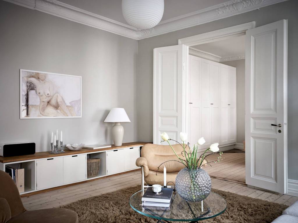 Beige home with blue accents