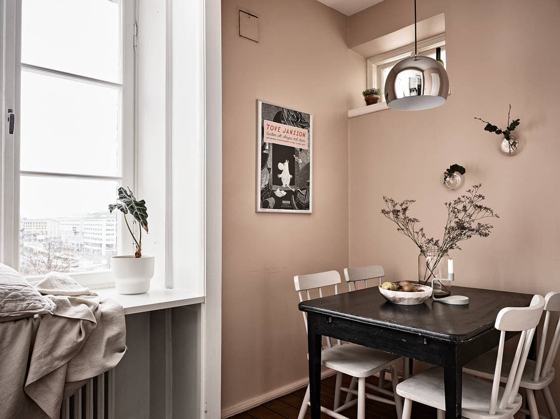 Cozy kitchen table in pink COCO LAPINE DESIGNCOCO LAPINE DESIGN
