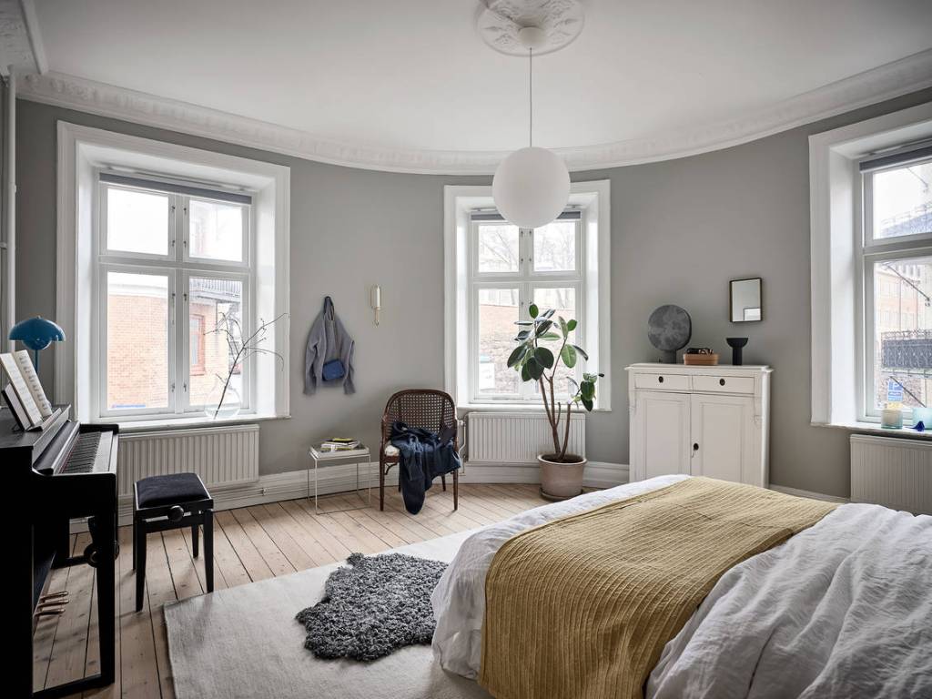 Beige home with blue accents