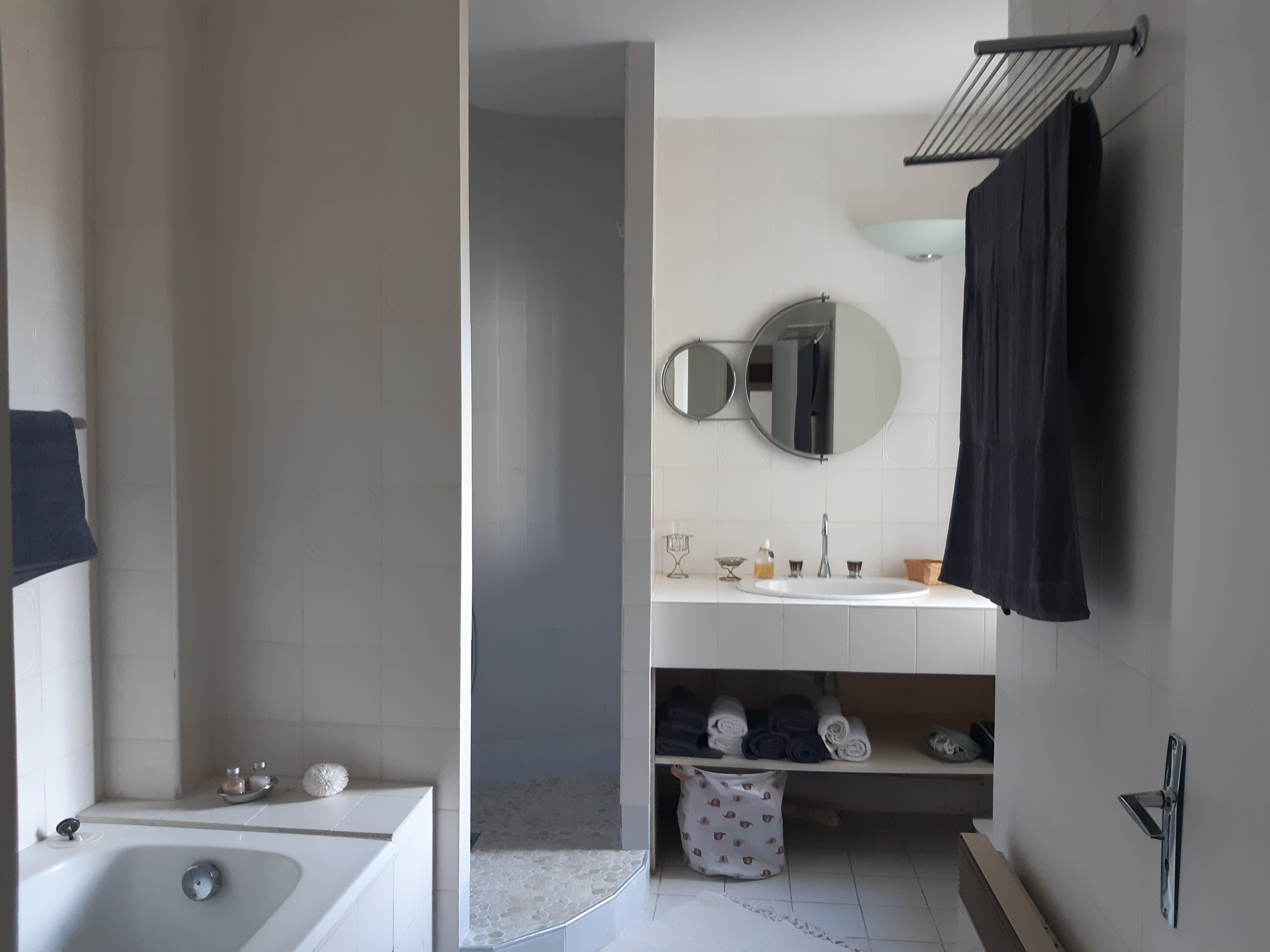 Salle de bain moderne du gîte Cocoon’in Mas dans le mas