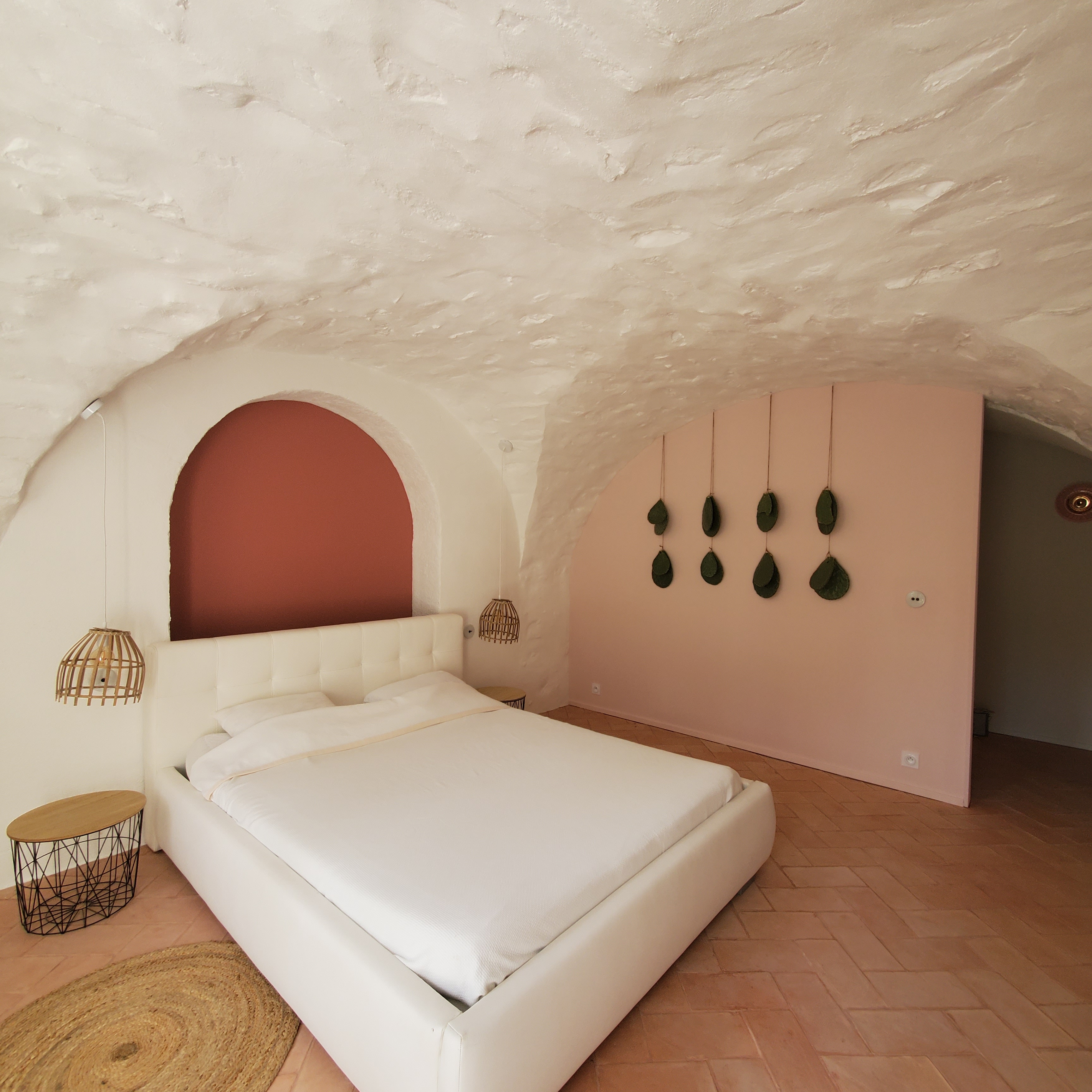 Lit double et décoration chaleureuse dans le gîte dans le mas