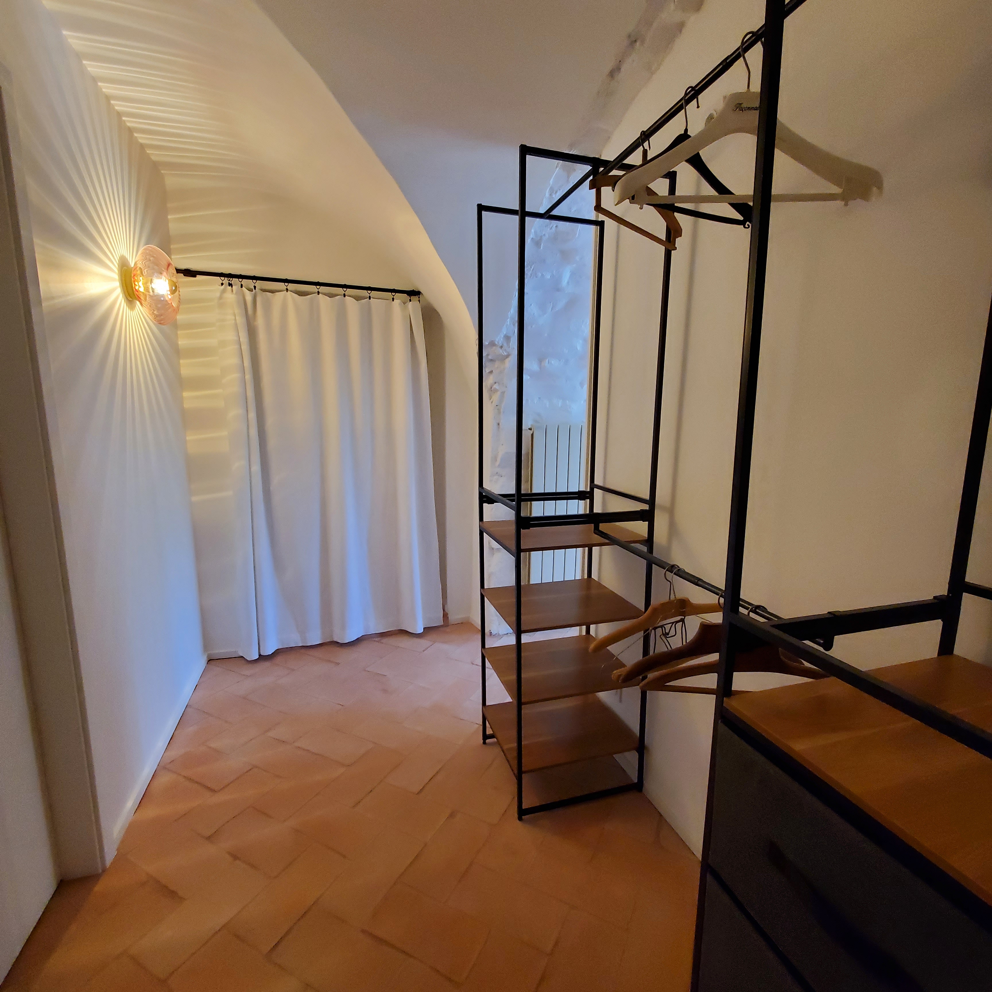 Dressing moderne du gîte Cocoon’in Mas dans le mas