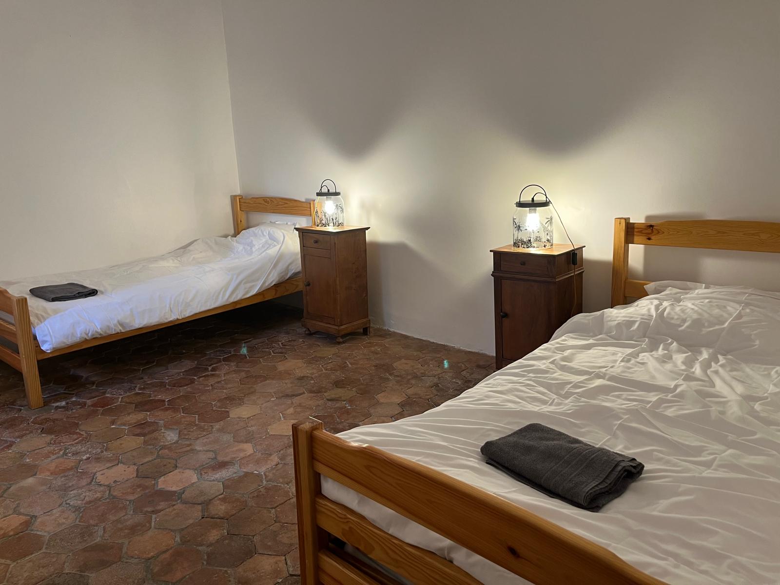 Chambre double lits du mas Cocoon’in Mas pour nuits reposantes en famille dans le mas
