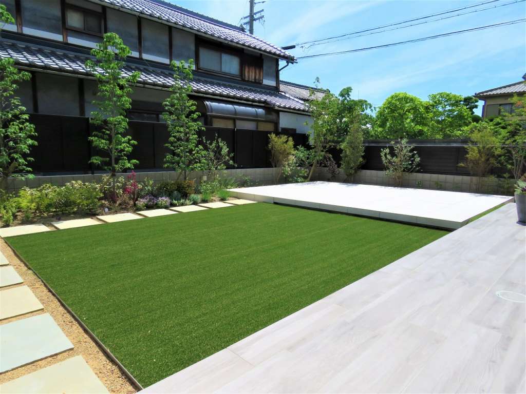 タイルデッキとグリーンでローメンテナンスでシンプルに庭を楽しむガーデン | CO-DE GREEN(お庭と外構のデザインオフィス 神戸・芦屋・西宮・三田他兵庫・大阪エリア)