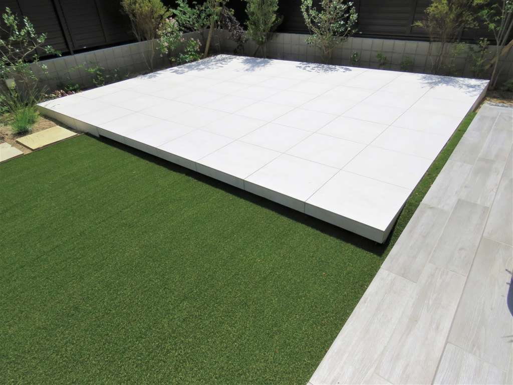 タイルデッキとグリーンでローメンテナンスでシンプルに庭を楽しむガーデン | CO-DE GREEN(お庭と外構のデザインオフィス 神戸・芦屋・西宮・三田他兵庫・大阪エリア)