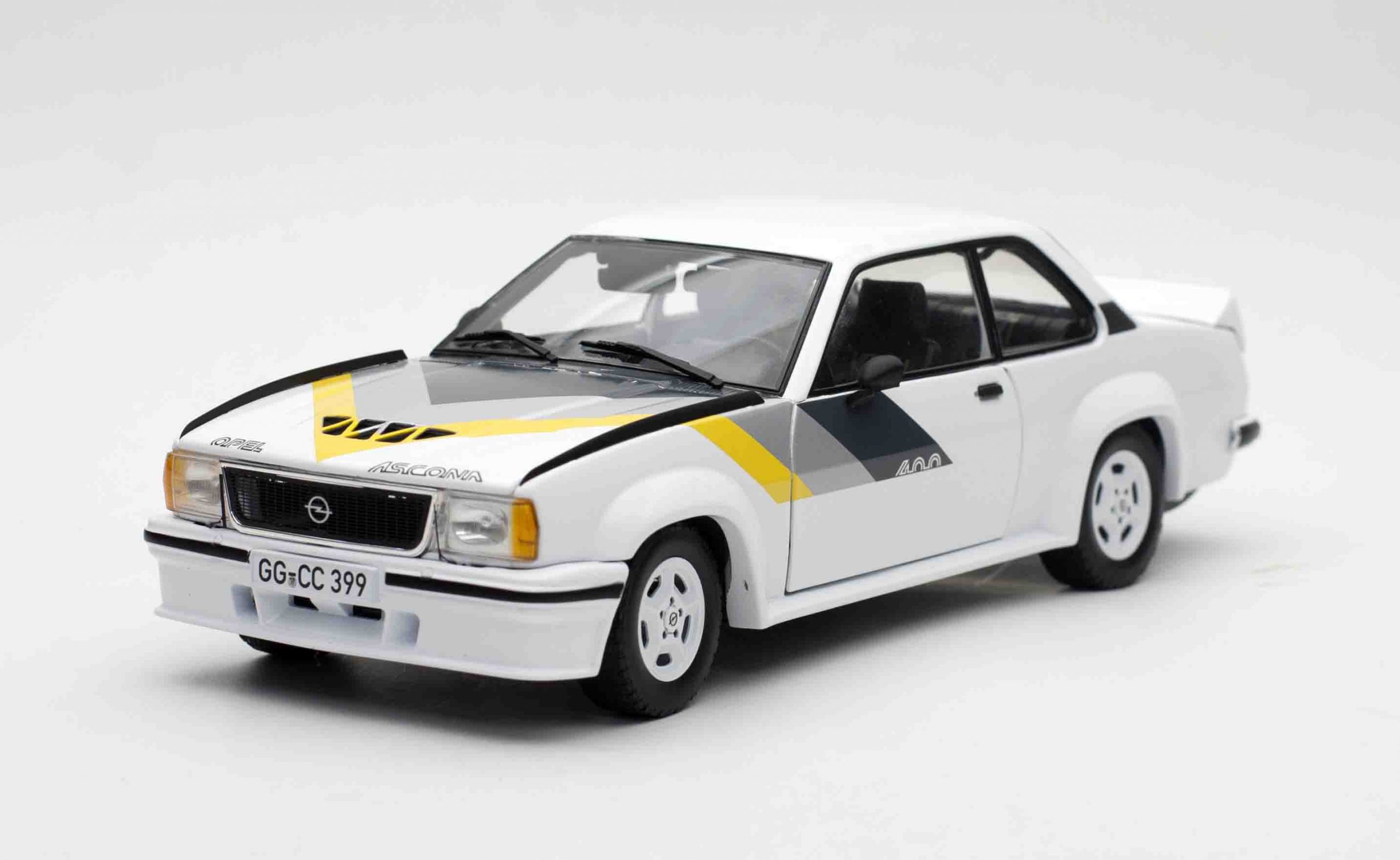 Sunstar - 5399 1/18 Opel Ascona 400 street car White AO