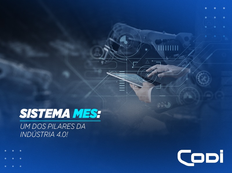 Imagem das mãos de um homem de termo segurando um tablet e exemplificando as funcionalidades do Sitema MES para Indústria.