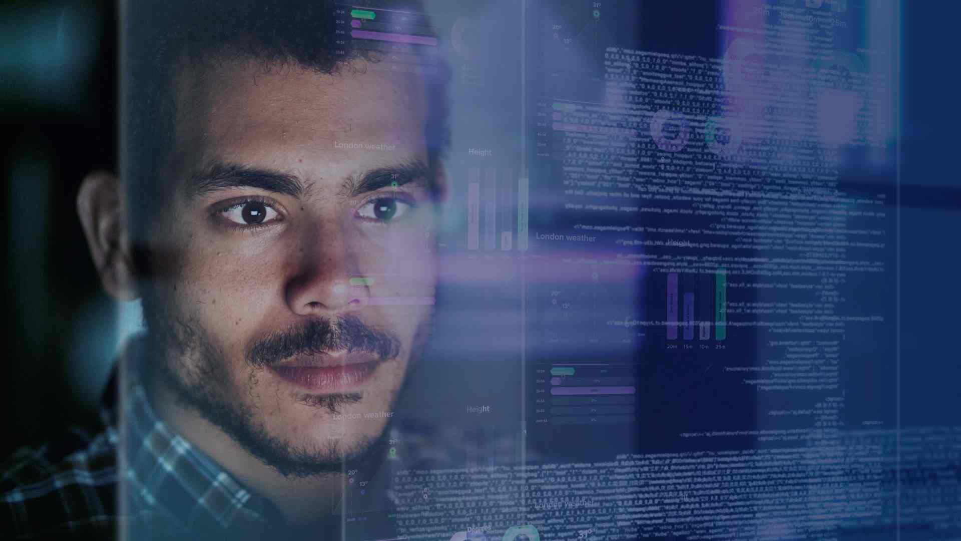 Homem olhando tela futurística