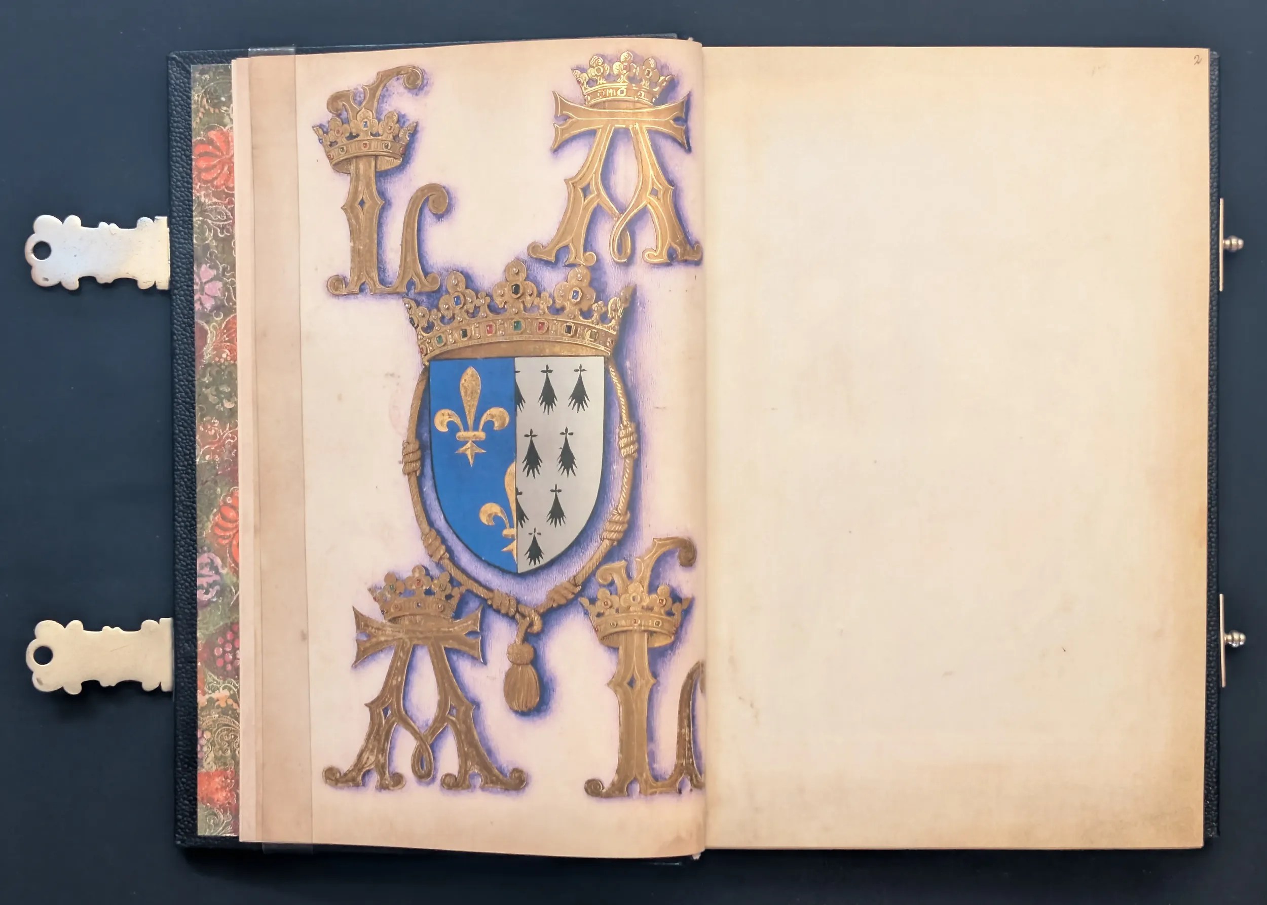 Grandes Horas de Ana de Bretaña, Editorial Moleiro, folio 1v Iniciales y escudos de Ana de Bretaña y Luis XII de Francia, 2r folio en blanco