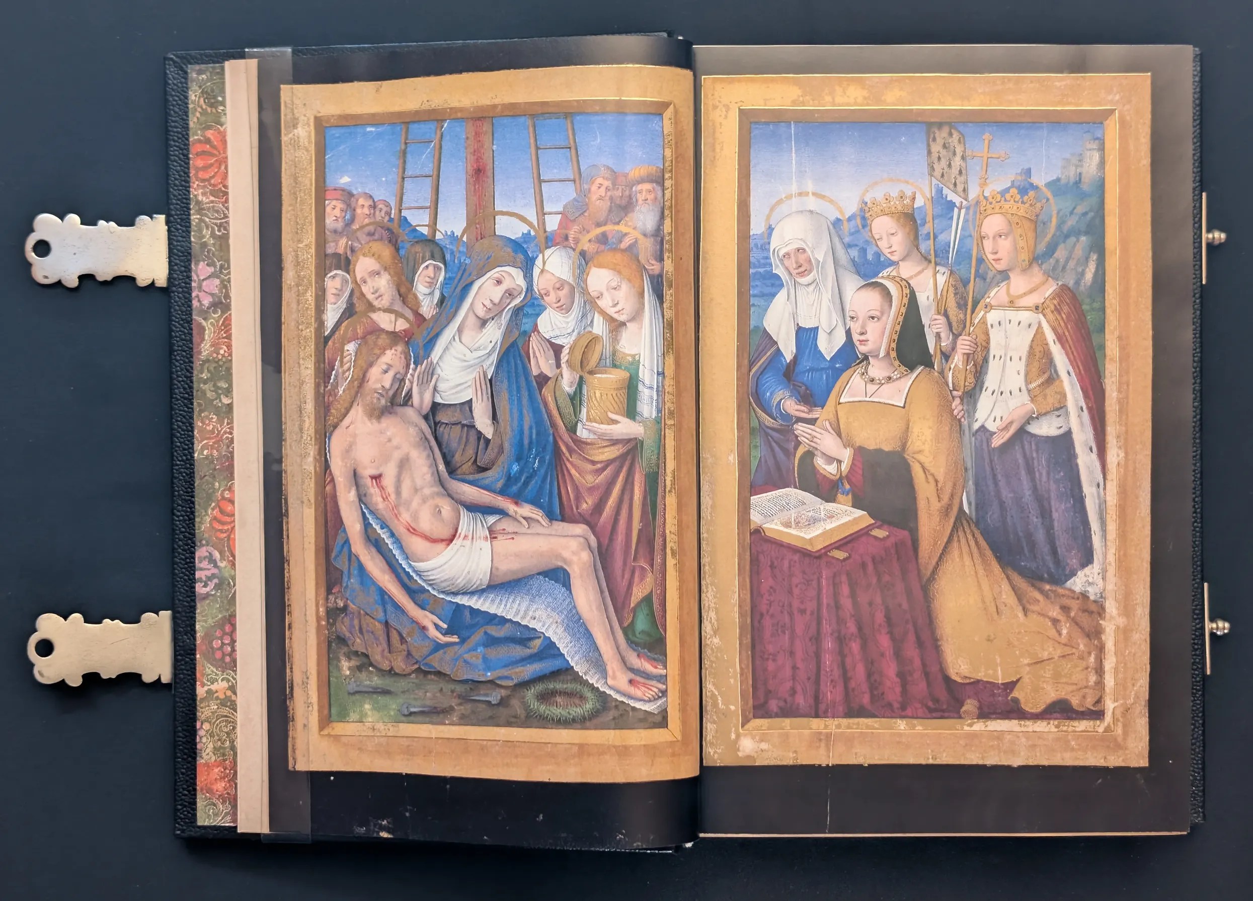 Grandes Horas de Ana de Bretaña, Editorial Moleiro, folio 2v Lamentación sobre el cuerpo de Cristo, 3r Ana de Bretaña en oración presentada por tres santas