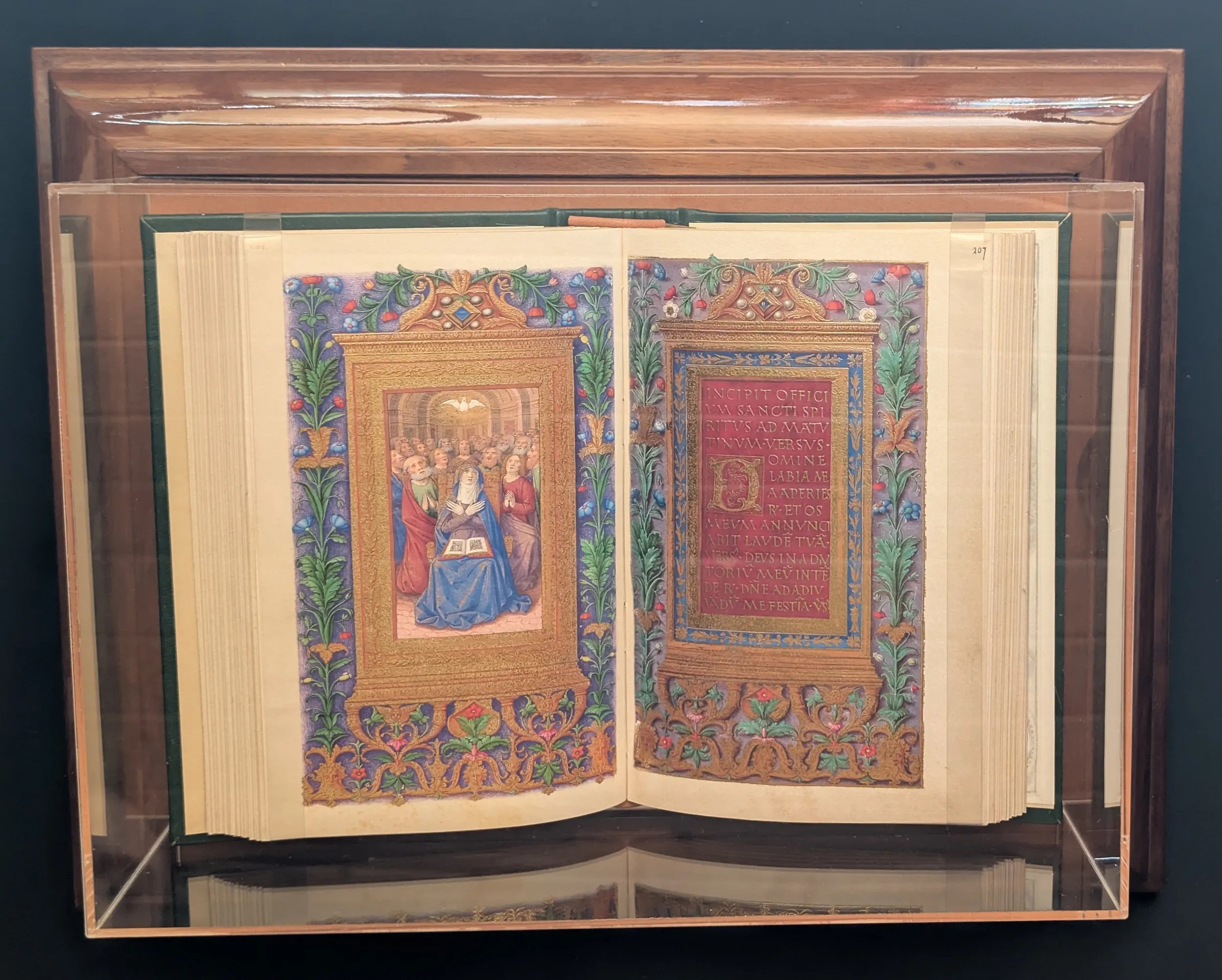 Facsímil del Libro de Horas de Federico de Aragón abierto en un expositor