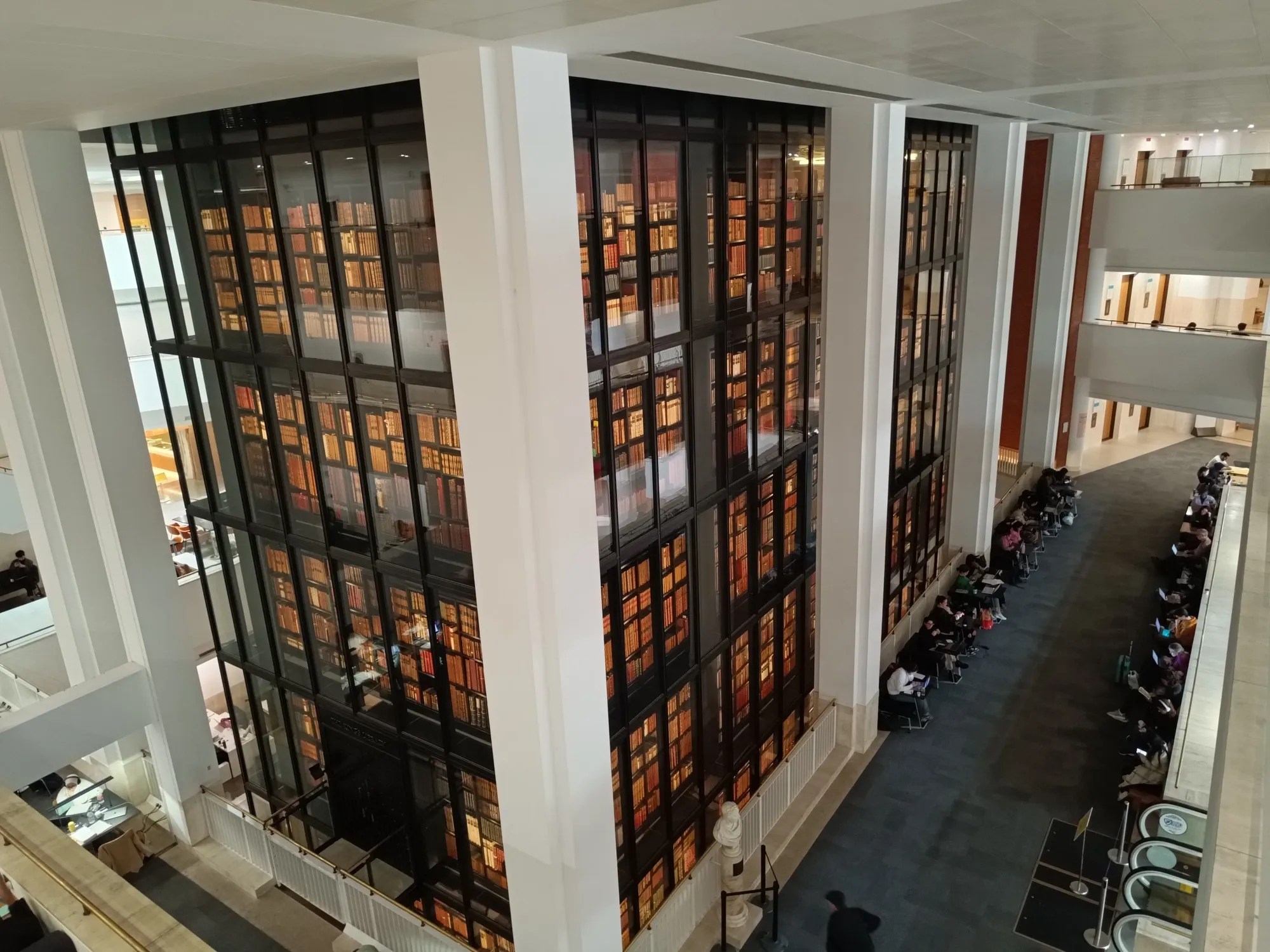 Fotografía de la British Library, Londres, interior con la King’s Library Tower