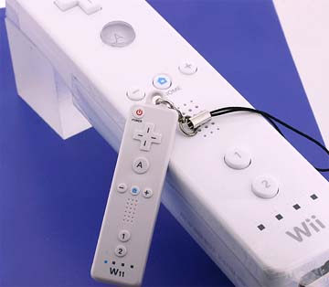 Imaxe comparativa do Nitendo W11 co Wiimando de Nintendo