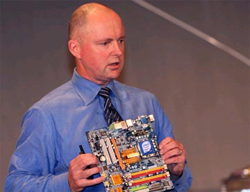 Maloney amosando unha das novas placas base de Intel