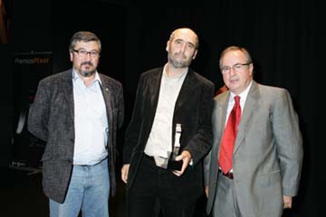 Carlos Docampo (esquerda) e Jacobo Bermejo (centro) recollen o Premio Píxel da man de Millán García (derecha), presidente da Federación Empresarial de Industrias Gráficas de España (FEIGRAF).