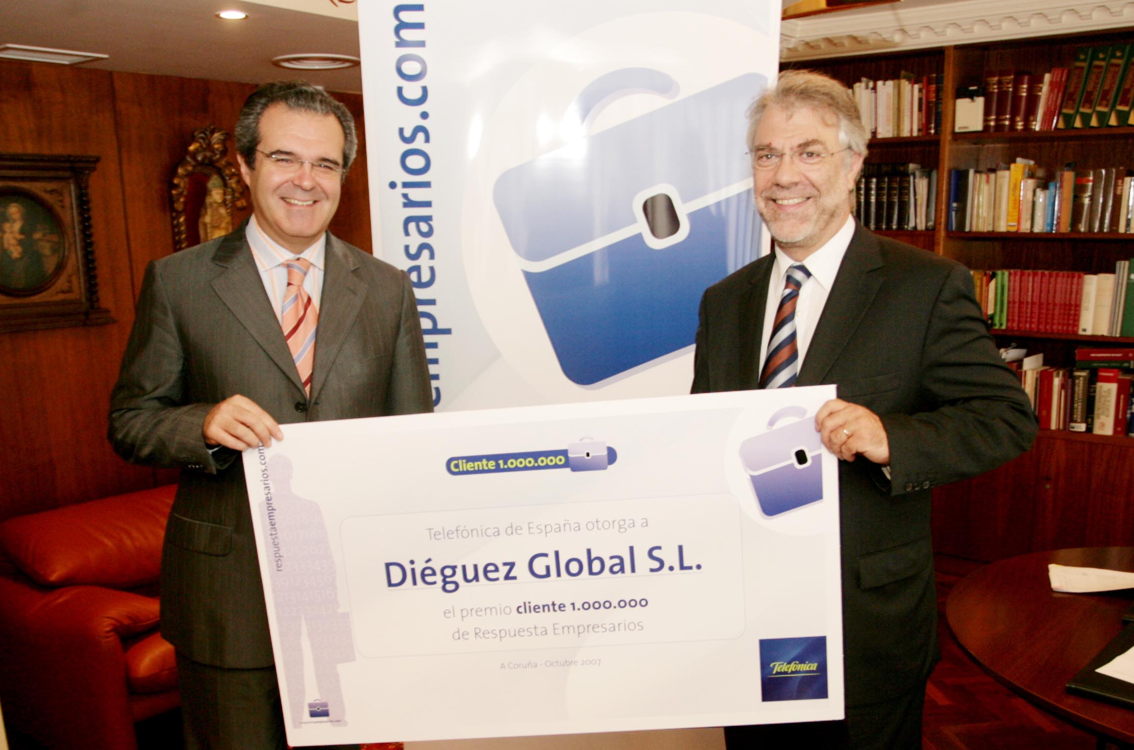 Sergio José Diéguez, esquerda, recibindo o premio da man de José Rocillo